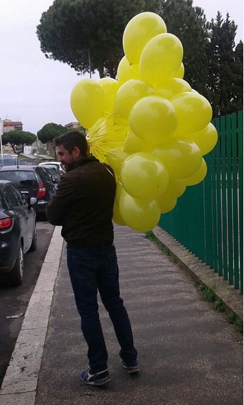 Il professor Gennaro con palloncini