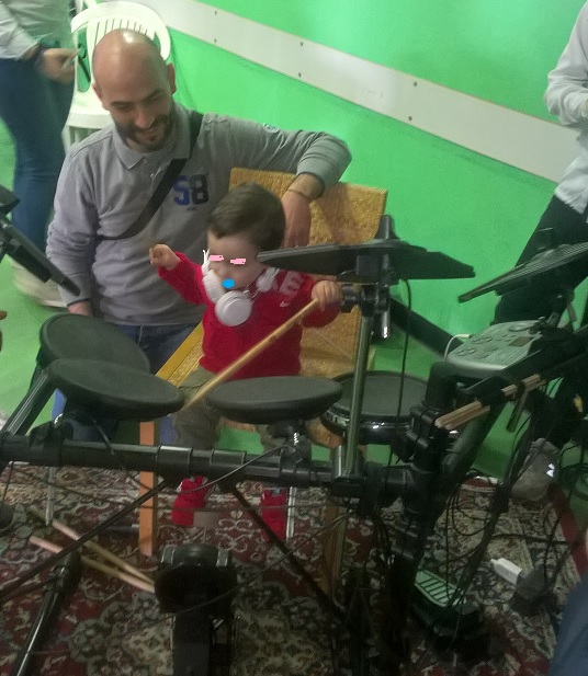 Un bimbo prova  a suonare la batteria
