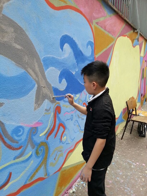 bambino che dipinge un delfino