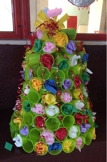 albero di bicchieri di plastica